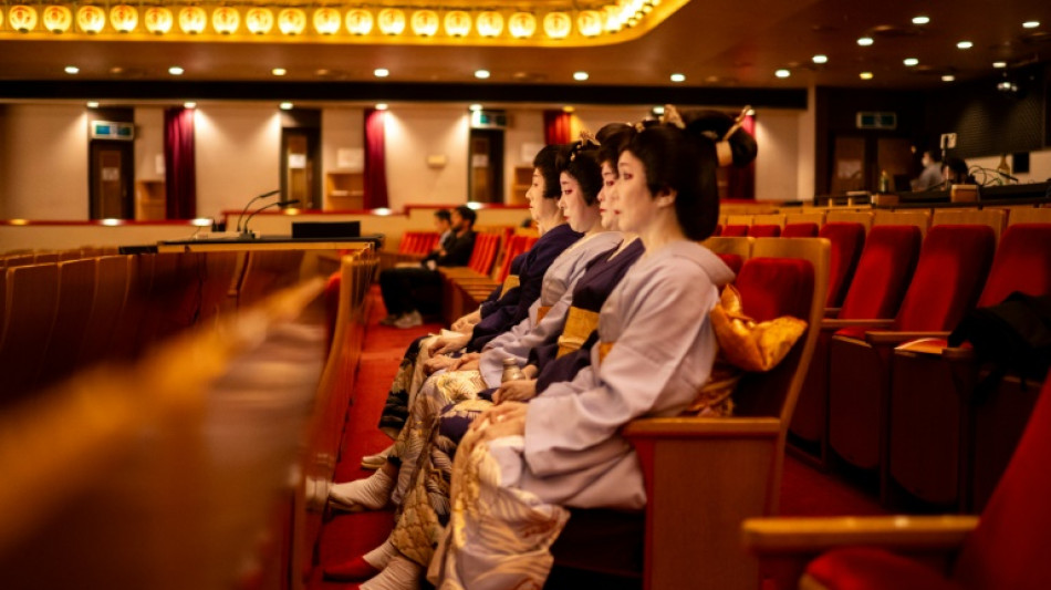 Espet&aacute;culo centen&aacute;rio re&uacute;ne as &uacute;ltimas gueixas do Jap&atilde;o em T&oacute;quio