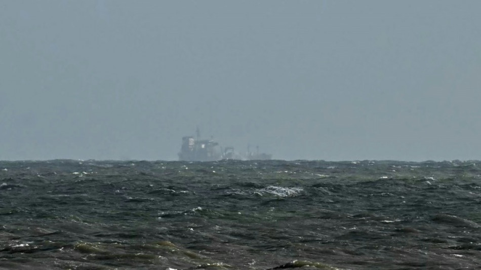 El incendio contin&uacute;a tras la colisi&oacute;n de un petrolero y un carguero en mar del Norte