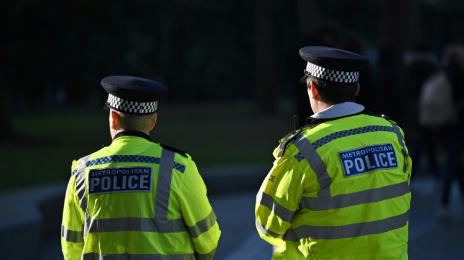 Londres: des policiers déposent leur arme après une inculpation, les militaires en renfort
