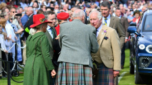 König Charles III. bei traditionellen Highland Games in Schottland
