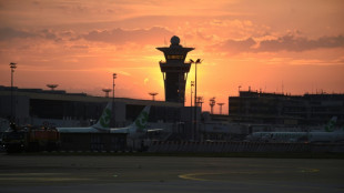 Contr&ocirc;leurs en gr&egrave;ve: le trafic a&eacute;rien tr&egrave;s perturb&eacute; jeudi &agrave; Paris et dans le Sud