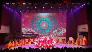 I monaci della Wule Symphony Orchestra premiano Domingo