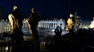 Negra o blanca, la fumata del c&oacute;nclave arrastra multitudes