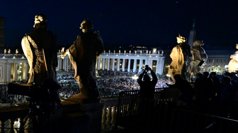 Preta ou branca, fuma&ccedil;a do conclave arrasta multid&otilde;es