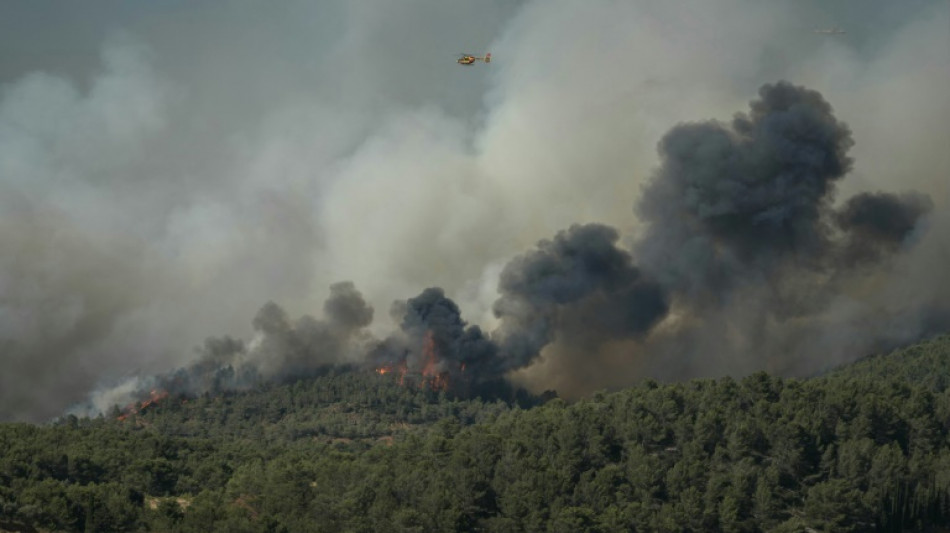 Incendie dans l'Aude: 10.000 hectares parcourus, un bless&eacute; grave, axe France-Espagne ferm&eacute;e