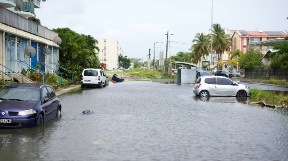 Retour au calme apr&egrave;s les intemp&eacute;ries en Guadeloupe, un homme toujours port&eacute; disparu