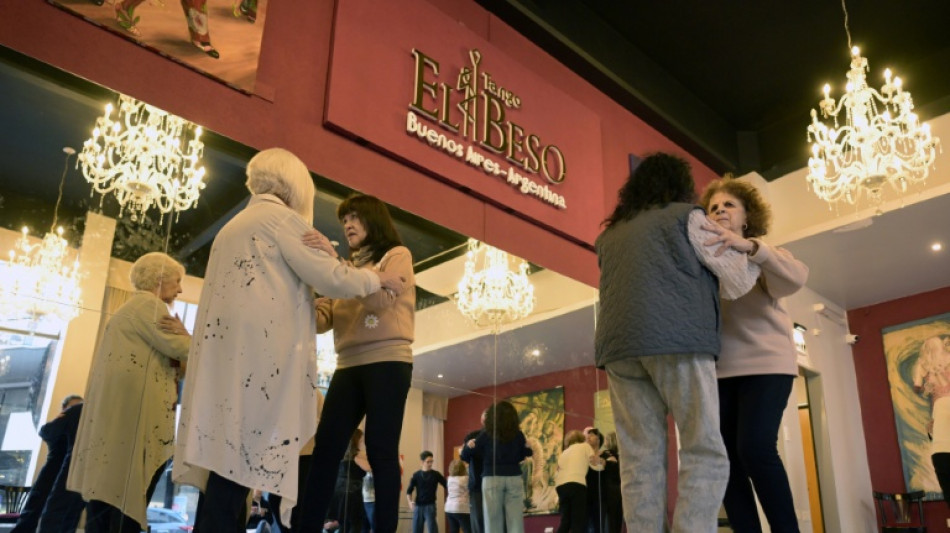 Dan&ccedil;ar tango, terapia inovadora na Argentina contra sintomas de Parkinson