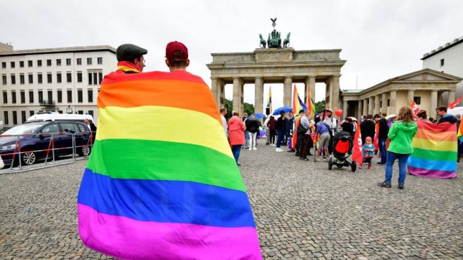 Erste auf Reichstag gehisste Regenbogenflagge ist jetzt im Museum