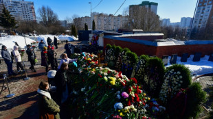 Túmulo de Navalny é coberto de flores em Moscou