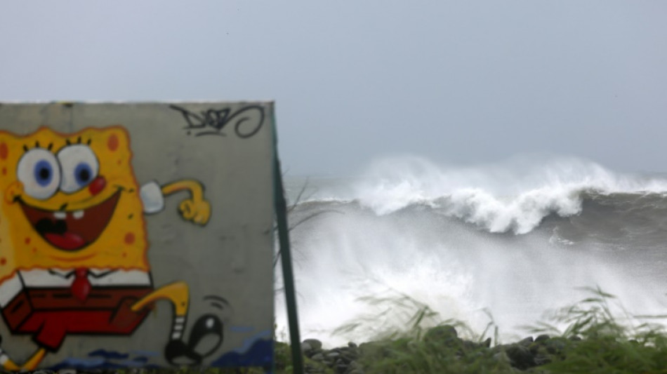 Un p&eacute;trolier s'&eacute;choue &agrave; La R&eacute;union, toujours balay&eacute;e par le cyclone Batsirai