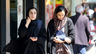 Duas atrizes são indiciadas no Irã por não usarem véu em público