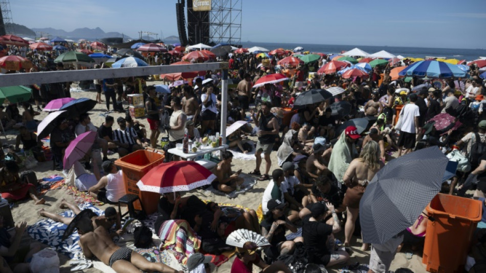 F&atilde;s se aglomeram em Copacabana para show gratuito de Lady Gaga