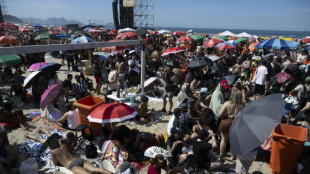 F&atilde;s se aglomeram em Copacabana para show gratuito de Lady Gaga