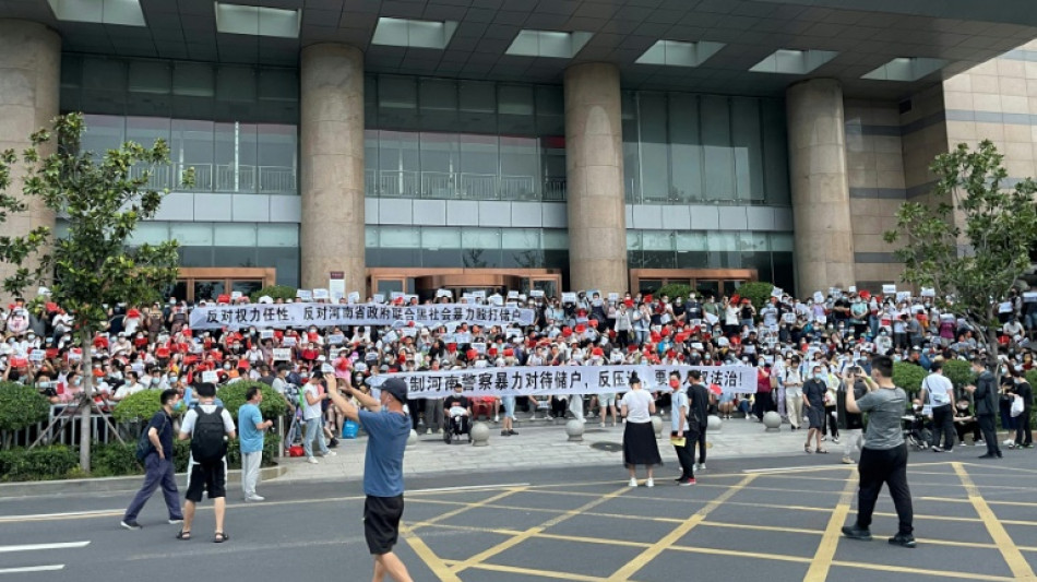Bancos chinos pagar&aacute;n a algunos clientes tras las protestas masivas