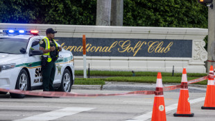 Trump continua a giocare a golf nonostante il terremoto dei dazi