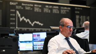 Borsa: Europa in calo, Parigi -1,6% sotto pressione