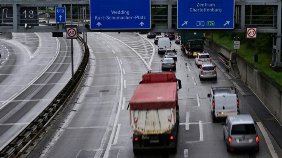 Unter fahrenden Lastwagen gerast: 33-Jähriger stirbt bei Unfall in Niedersachsen
