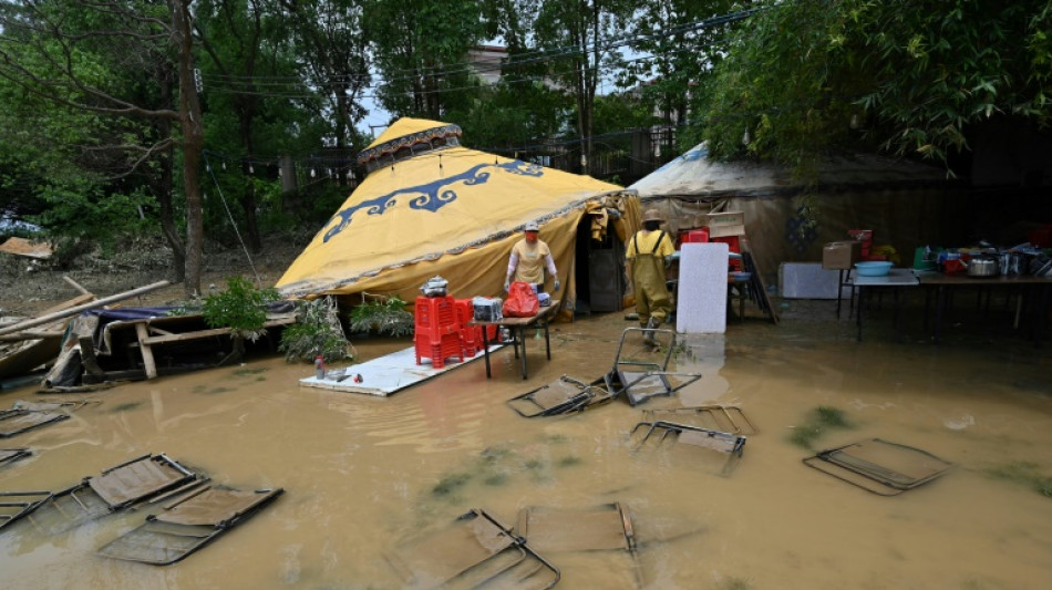 Inondations en Chine: de nouvelles pluies violentes pr&eacute;vues, les victimes engag&eacute;es dans un contre-la-montre