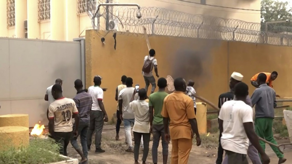 Wütende Demonstranten in Burkina Faso greifen französische Botschaft an 