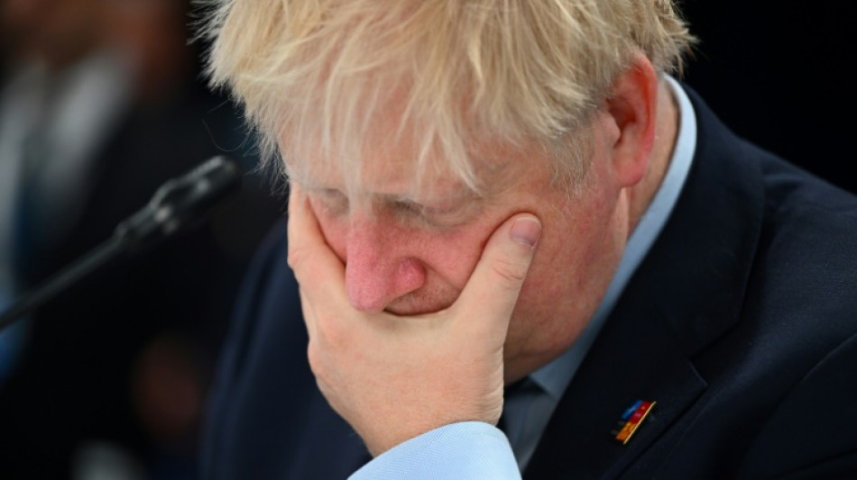 Johnson nach R&uuml;cktritt von Ministern wegen Skandalen "am Rande des Abgrund"