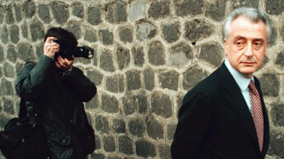 Camera ripristina vitalizio per ex ministro De Lorenzo