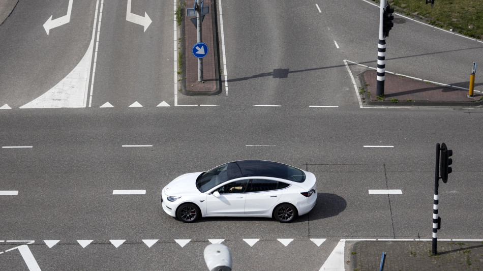 Tesla vola a Wall Street, +10% con debutto dei robotaxi a Austin