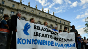 Dos activistas juzgados en Francia por querer "neutralizar" arsenal de ETA, hallados culpables exentos de pena