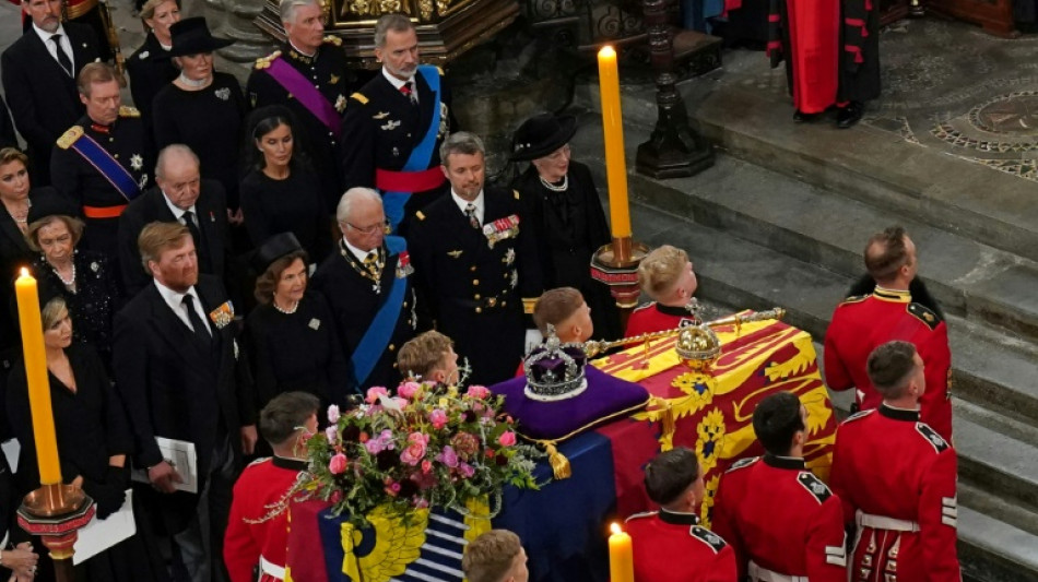 Felipe VI y Juan Carlos se sientan cerca en funeral de Isabel II