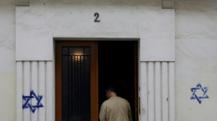 Paris amanhece com estrelas de David pintadas em fachadas de edif&iacute;cios