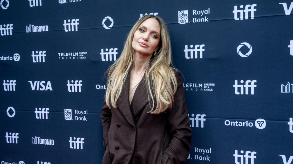 Viaggio tra alta moda e malattia per Jolie in Couture