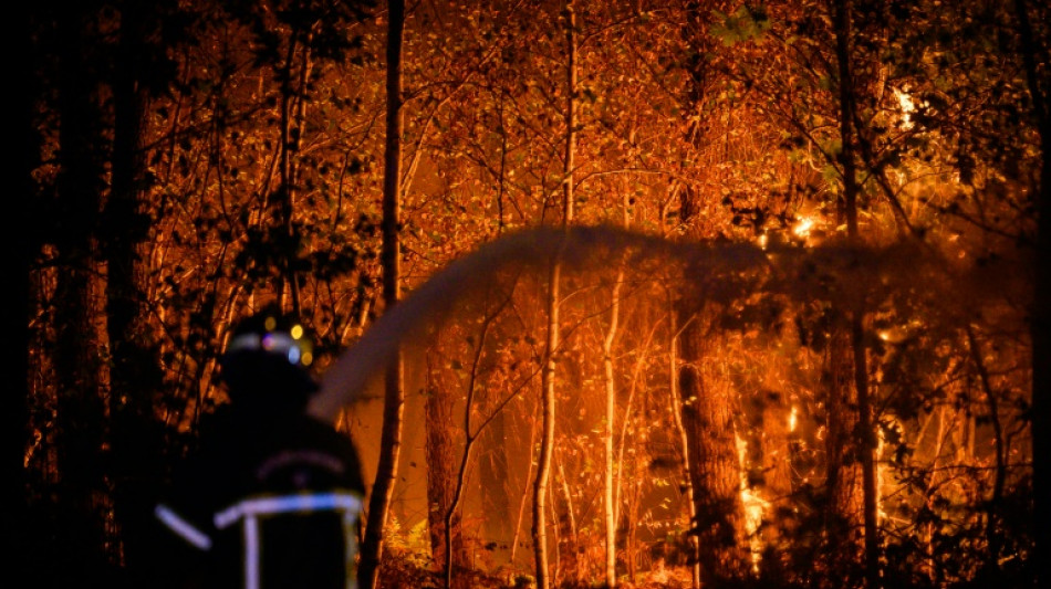 Gironde: l'incendie toujours en cours, 1.300 hectares brûlés 