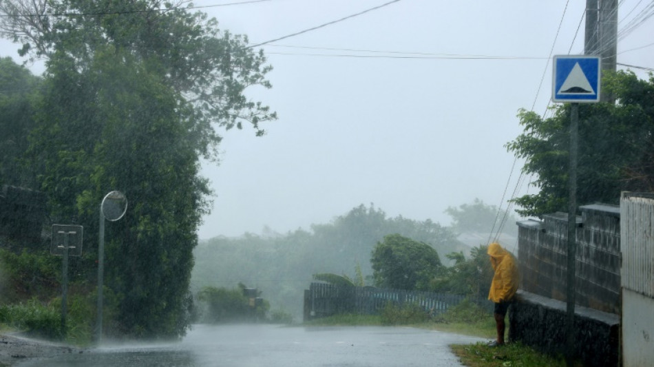 R&eacute;union: le cyclone Batsirai s'&eacute;loigne et laisse un bateau &eacute;chou&eacute; sur la c&ocirc;te