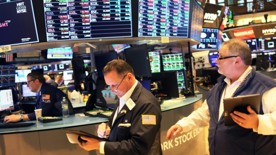 Wall Street cierra otra vez en fuerte baja preocupada por tasas y economía