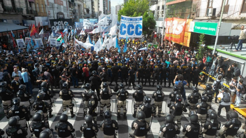 Polic&iacute;a reprime protestas de organizaciones sociales contra ajuste de Milei en Argentina