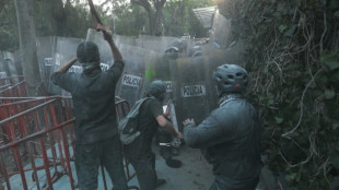 Manifestantes enfrentam a polícia perto da embaixada de Israel no México
