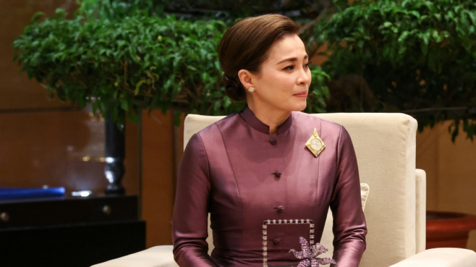 La reine de Tha&iuml;lande pilote un avion de chasse