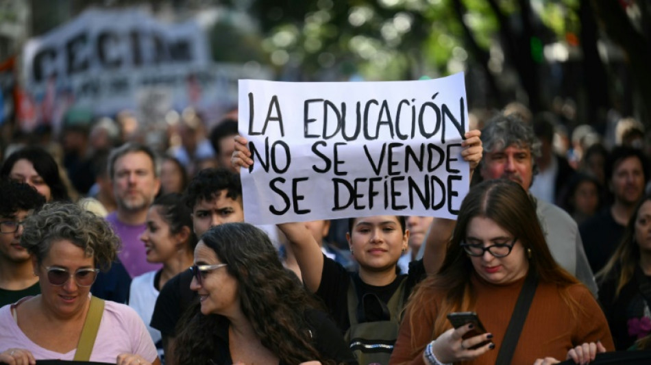 Centenas de milhares de argentinos saem &agrave;s ruas para defender universidades p&uacute;blicas