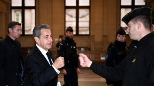 Tribunal francês confirma condenação de três anos de prisão do ex-presidente Sarkozy por corrupção