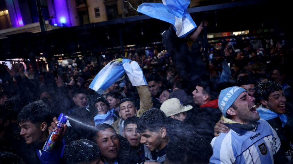 Multid&atilde;o se re&uacute;ne em torno do Obelisco de Buenos Aires para festejar bi da Copa Am&eacute;rica