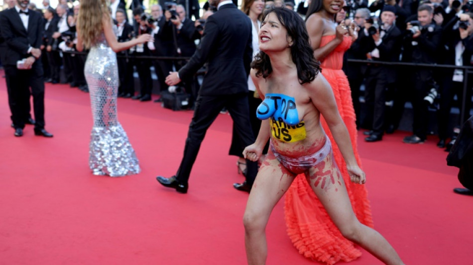 Frau stürmt aus Protest gegen Vergewaltigungen in Ukraine roten Teppich in Cannes