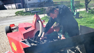 Un modesto mecánico bosnio cumple un sueño de niño y se compra un 'Fórmula 1'