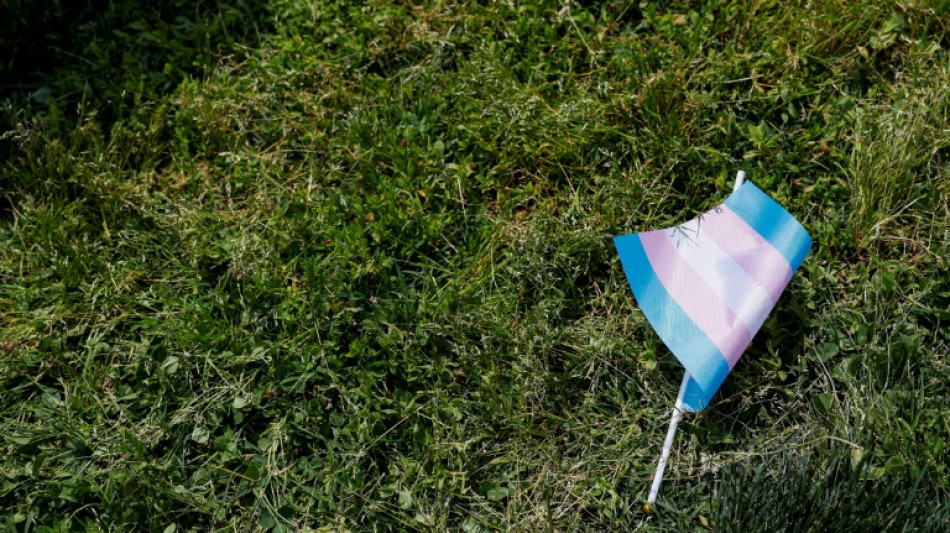 Junger Transmensch an Stra&szlig;enbahnhaltestelle in Bremen angegriffen