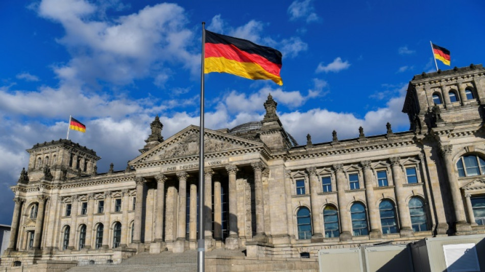 Letzte Generation übergießt Grundgesetz-Denkmal am Bundestag mit schwarzer Farbe