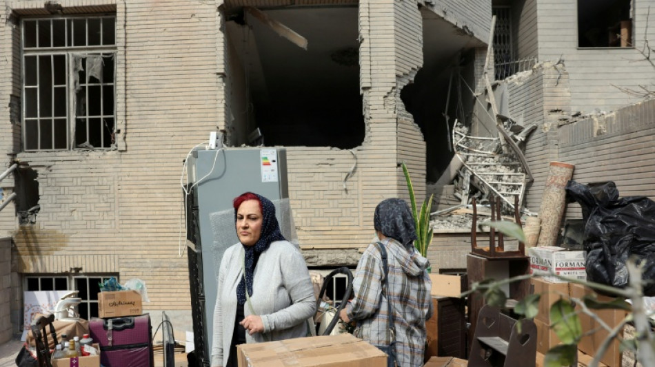 En Iran, stocks d'eau, ru&eacute;e sur les &eacute;conomies et bonbons pour rassurer les enfants