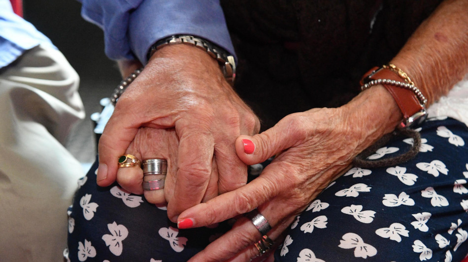 Depressione nella mezza età e da anziani aumenta rischio demenza