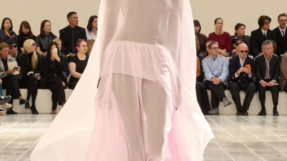 Balenciaga by Piccioli sfila a Parigi tra coralli e couture