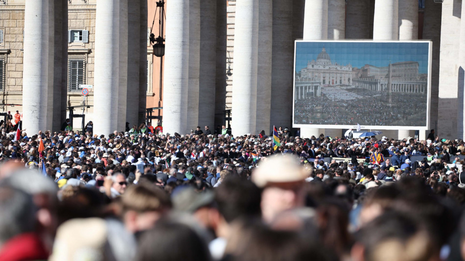 Omelia ricorda l'impegno per la pace del Papa, folla applaude