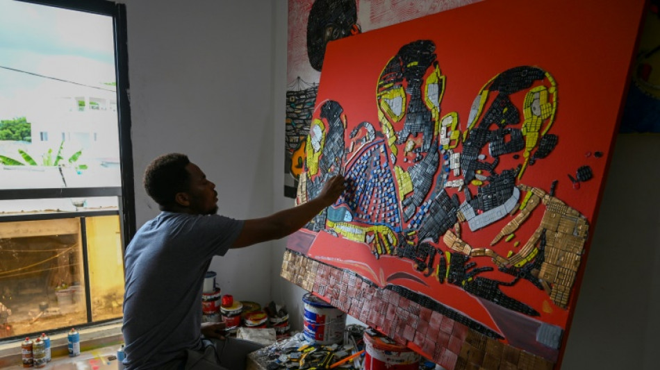 En Côte d'Ivoire, des téléphones usagés finissent en oeuvres d'art 