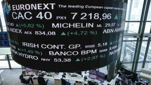 Borsa: Europa a due velocit&agrave;, pesano assicurazioni, Milano +0,6%