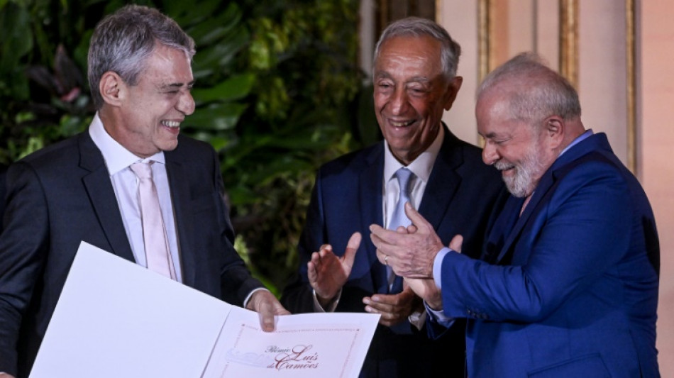 Chico Buarque recebe Pr&ecirc;mio Cam&otilde;es das m&atilde;os do presidente Lula em Portugal